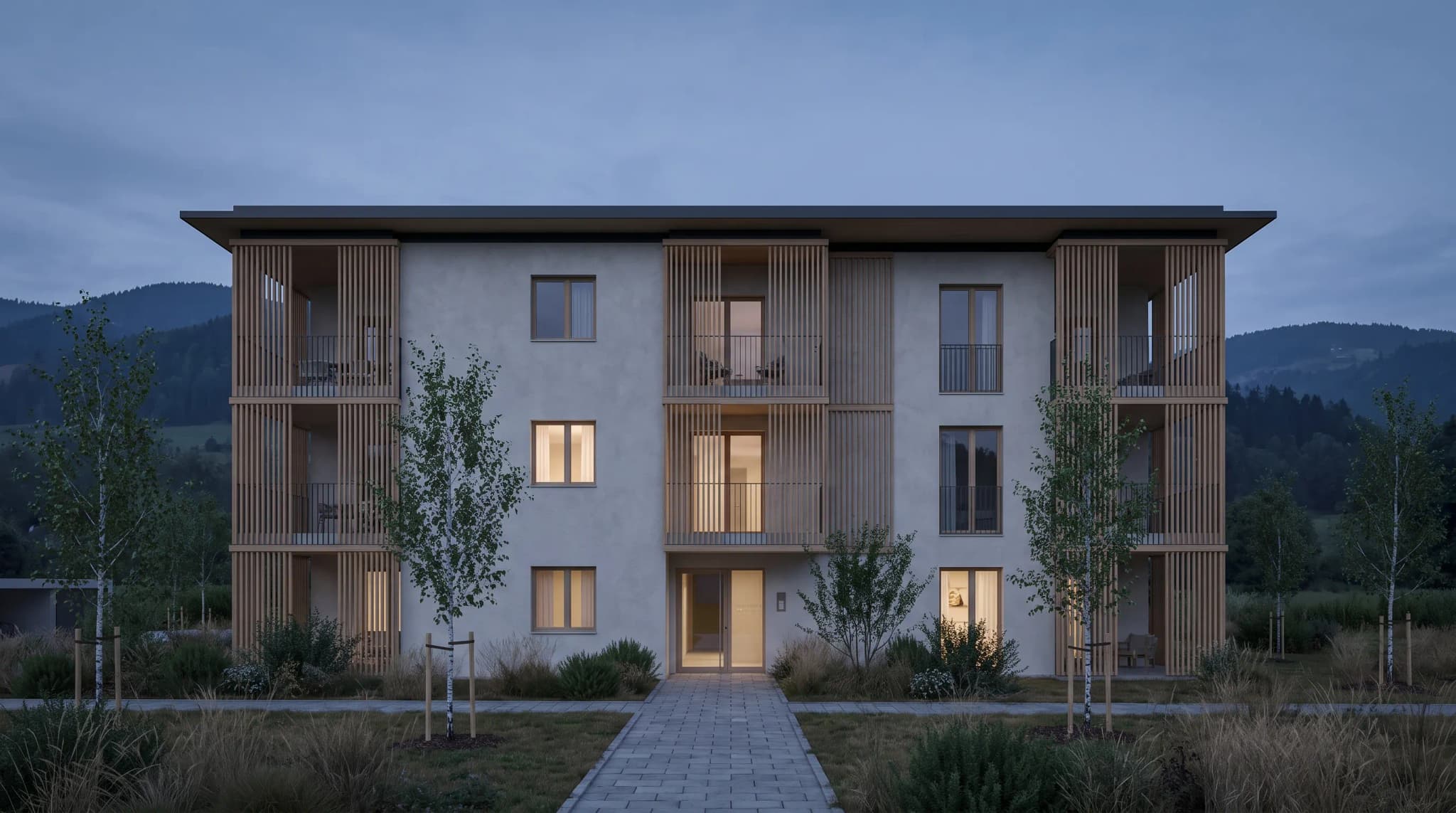 Dreigeschossiges Wohnhaus mit verputzter Fassade und Lärchenbalkonen in der Dämmerung